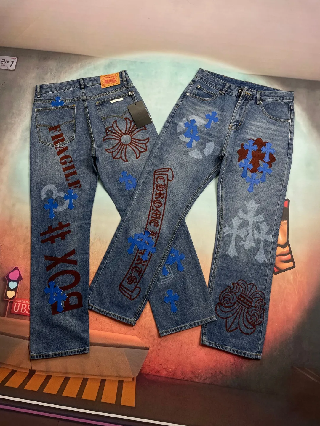 🅿️280 🔘Style No.-KL135 🔘Cro Heart𝐂𝐡𝐫𝐨𝐦𝐞 𝐇𝐞𝐚𝐫𝐭 Sanskrit limited edition graffiti printed cross patch leather jeans* These pants are unique in the selection of fabrics, using thick beaded canvas, which is inherently tough and textured. Subsequently, it undergoes heavy washing. This complex process is like casting magic on the fabric. After being put on the body, it not only feels softer to the touch, but also presents a richer and unique texture. The texture soars straight up, and you can feel its extraordinary quality every time you touch it. At the same time, the washed beaded canvas has excellent breathability. No matter when you wear it, you will never feel hot and stuffy, and you will always stay dry and comfortable. In terms of pattern design, the pants use three-dimensional cutting technology. This is not an ordinary cutting method, but an all-round and precise cutting based on the shape changes of the human body in various postures. As a result, the trousers are exceptionally tall and straight, and can perfectly fit the leg lines. Whether standing upright or walking freely, they can show a neat and cool posture, greatly modify the leg shape, and highlight the elegance of the wearer. The details highlight the high quality and unique charm of these pants. The hardware is customized from ZP. Its quality is extraordinary, its glossiness and durability are far superior to ordinary hardware. Every buckle is smooth and smooth, and it will not fade or wear out after long-term use. The customized small leather label is uniquely designed. It is a small piece of leather label, but it incorporates the designer's ingenuity. The patterns and textures on it are exquisite and delicate, highlighting the high-end tone of the brand. The workmanship of the trousers is exquisite, and every line is neatly and carefully arranged. Whether it is the trousers seam, splicing, or pocket edges, they are all handled extremely well. From the overall design to the details, they adhere to the concept of simplicity and elegance, showing the beauty of the details vividly.  Size: S M L XL (28.30.32.34) Color: Blue